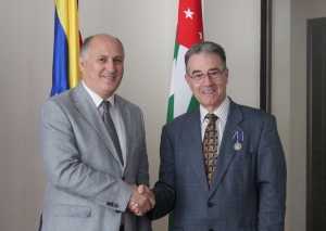 ПОЗДРАВЛЕНИЕ В.А. ЧИРИКБА ДЖОРДЖУ ХЬЮИТТУ С 76-ЛЕТИЕМ